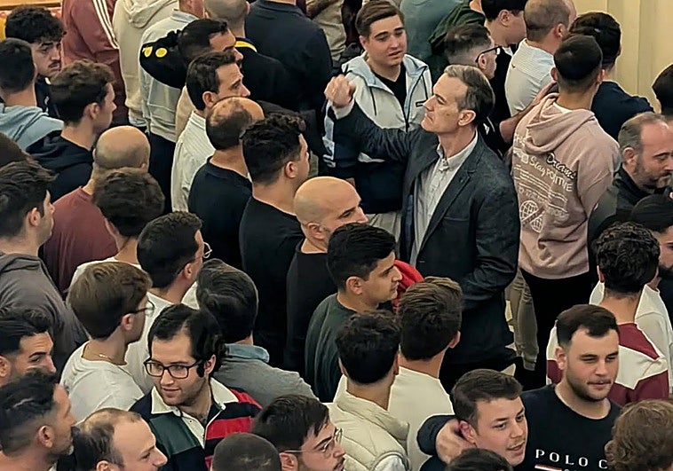 «La ilusión va por delante»: una cuadrilla joven ensaya la histórica salida de la Virgen de la Granada